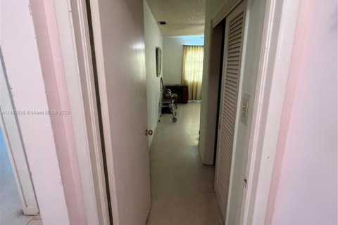 House in Coral Gables, Florida 2 bedrooms, 118.54 sq.m. № 1874560 - photo 11