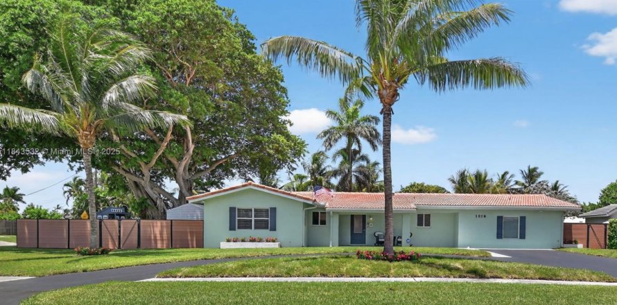 House in Deerfield Beach, Florida 3 bedrooms, 170.94 sq.m. № 1838759