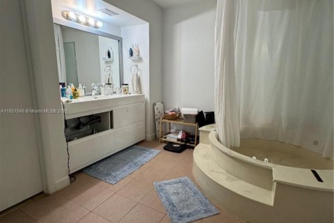 Купить кондоминиум в Майами, Флорида 2 спальни, 124.49м2, № 1882400 - фото 17