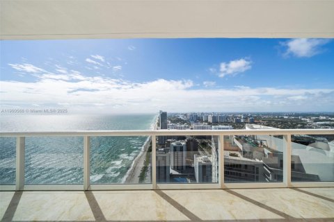 Condominio en alquiler en Hallandale Beach, Florida, 3 dormitorios, 238.39 m2 № 2054162 - foto 14
