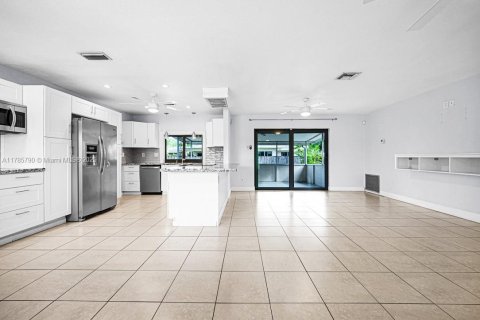 Casa en venta en Pembroke Pines, Florida, 2 dormitorios, 112.23 m2 № 1696743 - foto 9