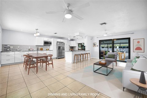Casa en venta en Pembroke Pines, Florida, 2 dormitorios, 112.23 m2 № 1696743 - foto 1