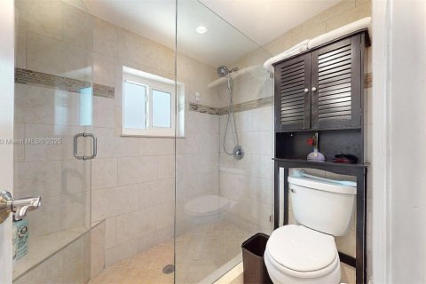 House in Miami, Florida 4 bedrooms, 221.39 sq.m. № 1943564 - photo 19
