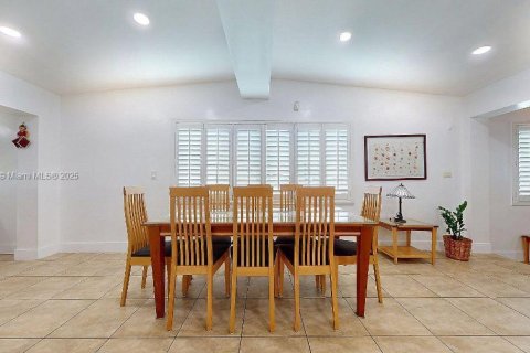 House in Miami, Florida 4 bedrooms, 221.39 sq.m. № 1943564 - photo 12