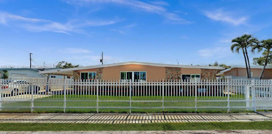 House in Miami, Florida 4 bedrooms, 221.39 sq.m. № 1943564