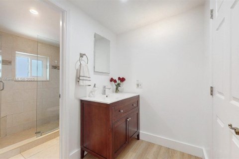 House in Miami, Florida 4 bedrooms, 221.39 sq.m. № 1943564 - photo 18