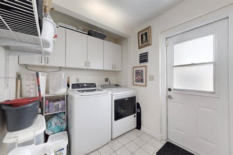 House in Miami, Florida 4 bedrooms, 221.39 sq.m. № 1943564 - photo 30
