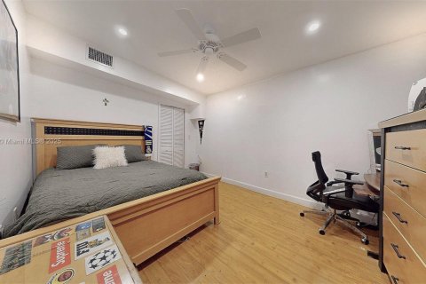 House in Miami, Florida 4 bedrooms, 221.39 sq.m. № 1943564 - photo 27