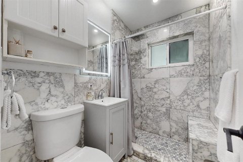 House in Miami, Florida 4 bedrooms, 221.39 sq.m. № 1943564 - photo 22
