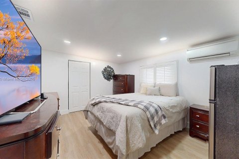 House in Miami, Florida 4 bedrooms, 221.39 sq.m. № 1943564 - photo 17
