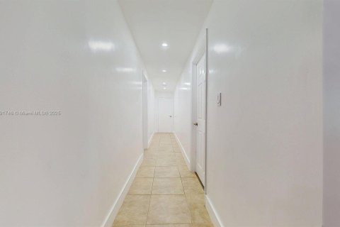 House in Miami, Florida 4 bedrooms, 221.39 sq.m. № 1943564 - photo 16