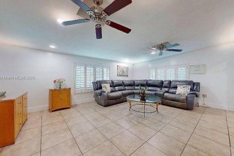 House in Miami, Florida 4 bedrooms, 221.39 sq.m. № 1943564 - photo 15