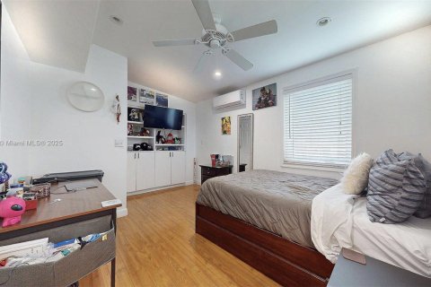 House in Miami, Florida 4 bedrooms, 221.39 sq.m. № 1943564 - photo 23