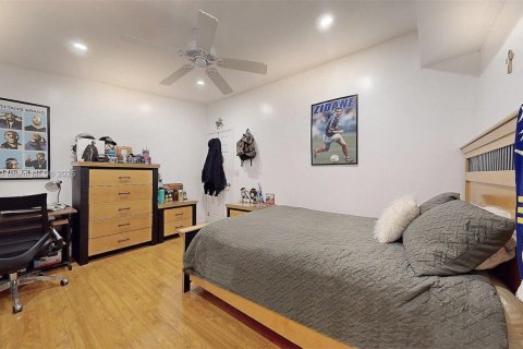 House in Miami, Florida 4 bedrooms, 221.39 sq.m. № 1943564 - photo 28