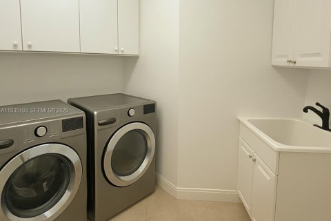 Casa en alquiler en Miami Beach, Florida, 5 dormitorios, 366.13 m2 № 1988642 - foto 13