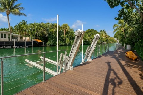 Casa en alquiler en Miami Beach, Florida, 5 dormitorios, 366.13 m2 № 1988642 - foto 3