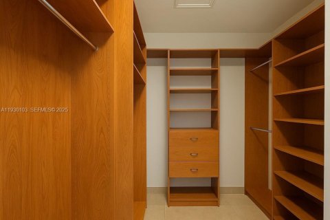 Casa en alquiler en Miami Beach, Florida, 5 dormitorios, 366.13 m2 № 1988642 - foto 12