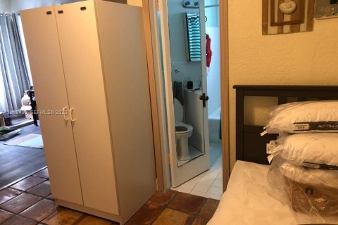 Condo in Miami Beach, Florida  № 2067626 - photo 2