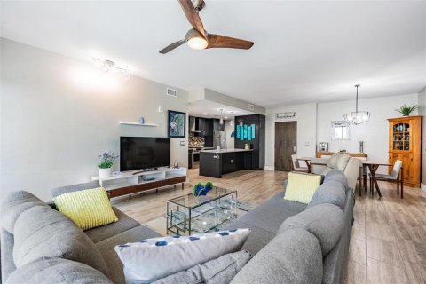 Condo in Saint Petersburg, Florida, 2 bedrooms  № 1677817 - photo 9