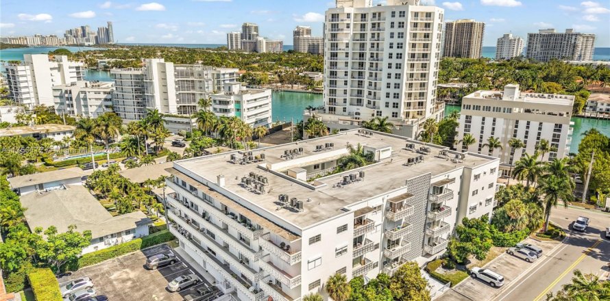 Condo à Bay Harbor Islands, Floride, 2 chambres № 1865494