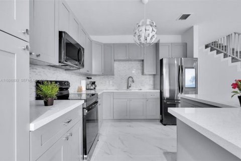 Commercial property in Miami, Florida 394.65 sq.m. № 2185491 - photo 2