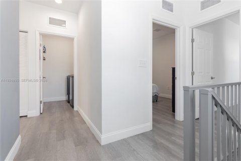 Commercial property in Miami, Florida 394.65 sq.m. № 2185491 - photo 17