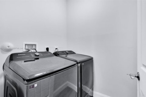Commercial property in Miami, Florida 394.65 sq.m. № 2185491 - photo 23