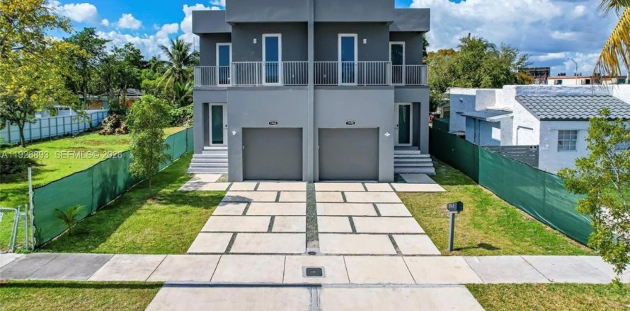 Commercial property in Miami, Florida 394.65 sq.m. № 2185491