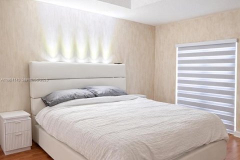 Снять в аренду таунхаус в Дорал, Флорида 4 спальни, 166.11м2, № 2026573 - фото 11