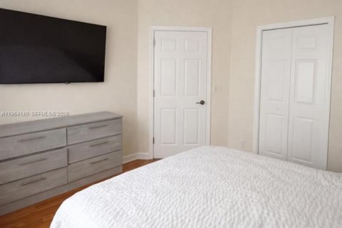 Снять в аренду таунхаус в Дорал, Флорида 4 спальни, 166.11м2, № 2026573 - фото 4