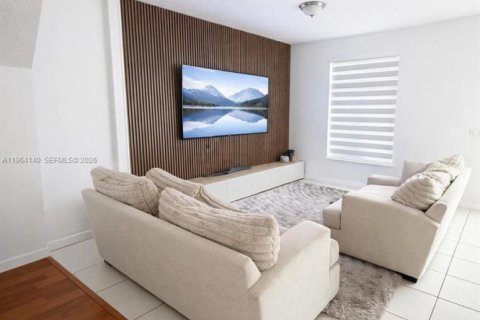 Снять в аренду таунхаус в Дорал, Флорида 4 спальни, 166.11м2, № 2026573 - фото 2