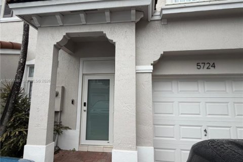 Таунхаус в Дорал, Флорида 4 спальни, 166.11м2 № 2026573