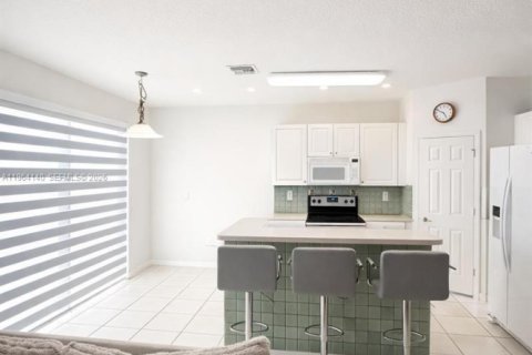 Снять в аренду таунхаус в Дорал, Флорида 4 спальни, 166.11м2, № 2026573 - фото 3