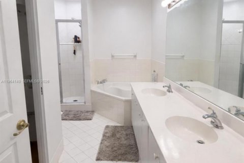 Снять в аренду таунхаус в Дорал, Флорида 4 спальни, 166.11м2, № 2026573 - фото 9