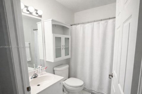 Снять в аренду таунхаус в Дорал, Флорида 4 спальни, 166.11м2, № 2026573 - фото 6