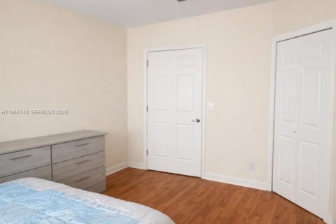 Снять в аренду таунхаус в Дорал, Флорида 4 спальни, 166.11м2, № 2026573 - фото 5