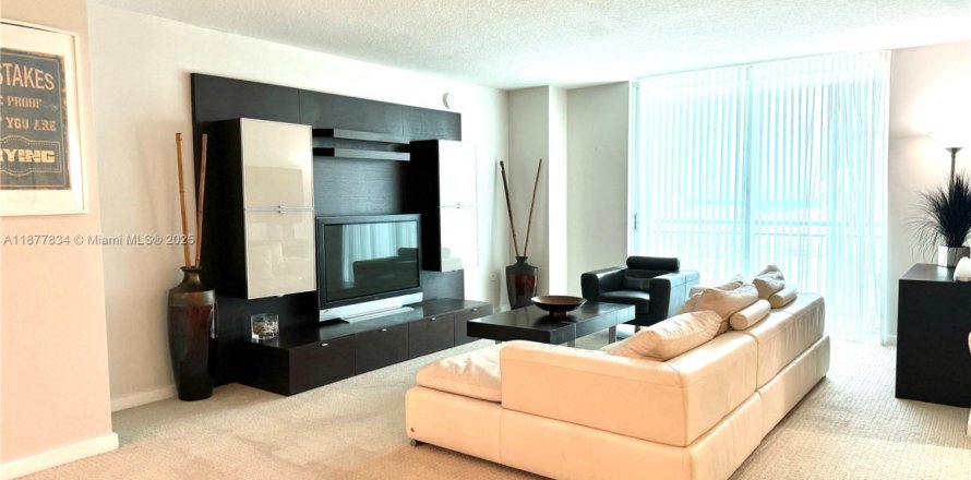 Кондоминиум с 2 спальнями в Майами, Флорида № 2014985