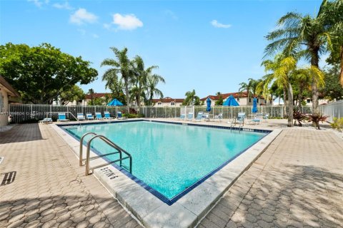 Снять в аренду кондоминиум в Пемброк-Пайнс, Флорида 2 спальни, 96.34м2, № 1954682 - фото 23