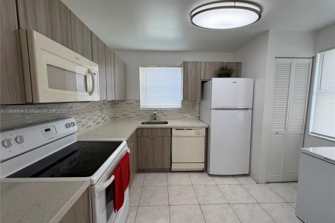 Снять в аренду кондоминиум в Пемброк-Пайнс, Флорида 2 спальни, 96.34м2, № 1954682 - фото 9