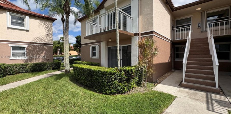 Кондоминиум с 2 спальнями в Пемброк-Пайнс, Флорида № 1954682