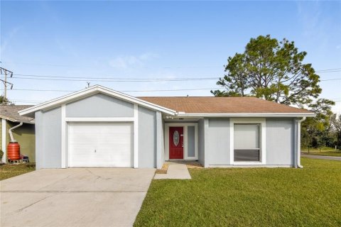 House in Brandon, Florida 3 bedrooms, 110.55 sq.m. № 1743362 - photo 1