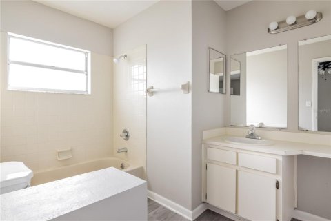 House in Brandon, Florida 3 bedrooms, 110.55 sq.m. № 1743362 - photo 10