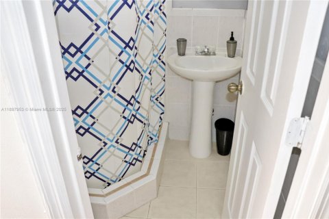 Commercial property in Miami, Florida 1 bedroom, 18.58 sq.m. № 1949399 - photo 7