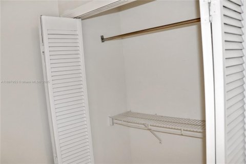 Commercial property in Miami, Florida 1 bedroom, 18.58 sq.m. № 1949399 - photo 8