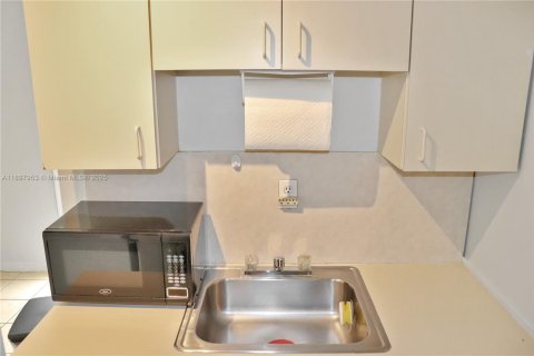 Commercial property in Miami, Florida 1 bedroom, 18.58 sq.m. № 1949399 - photo 4
