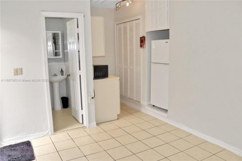 Commercial property in Miami, Florida 1 bedroom, 18.58 sq.m. № 1949399 - photo 2