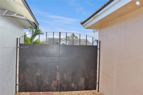 Commercial property in Miami, Florida 1 bedroom, 18.58 sq.m. № 1949399 - photo 14