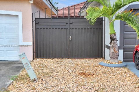 Commercial property in Miami, Florida 1 bedroom, 18.58 sq.m. № 1949399 - photo 13