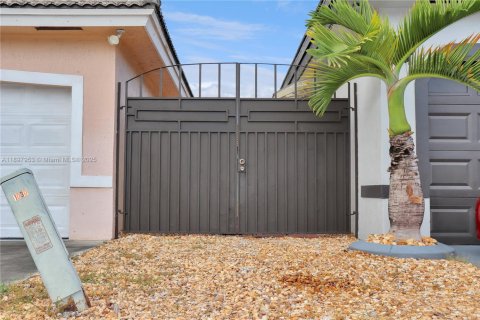 Commercial property in Miami, Florida 1 bedroom, 18.58 sq.m. № 1949399 - photo 12