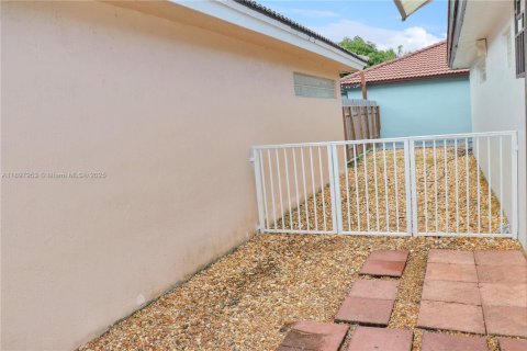 Commercial property in Miami, Florida 1 bedroom, 18.58 sq.m. № 1949399 - photo 11